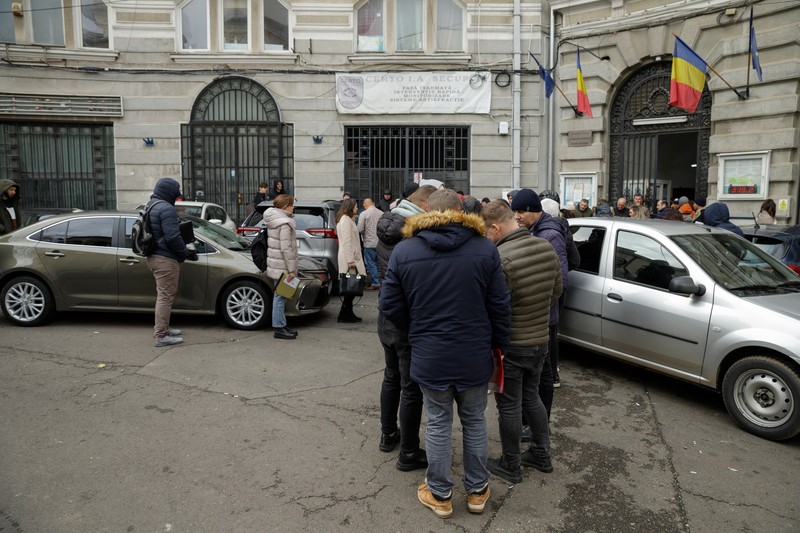 Peste 50 de oameni așteaptă în fața Autorității Naționale pentru Cetățenie