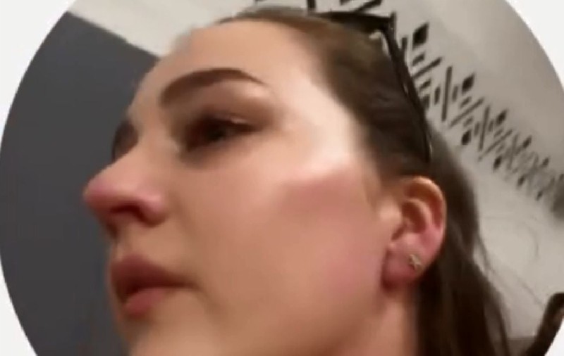 Tânără atacată de o femeie cu spray cu piper din cauză că n-a cedat locul, în metroul din Kiev