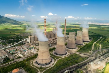 Vedere aeriană a fabricii de producere a energiei electrice cu tuburi mari din Kozani, în nordul Greciei | Foto: 123RF