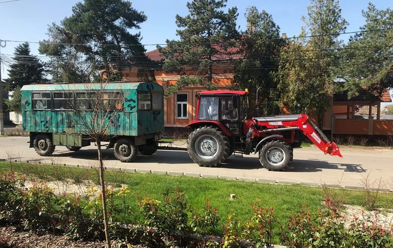 Un vehicul arhaic îi duce pe oamenii ce vin din occident de la Vama Nădlac la gara din oraș