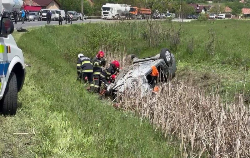 Accident grav la Mihăilești, în județul Cluj. Doi oameni au murit și alți doi sunt în stare gravă după ce o mașină s-a răsturnat