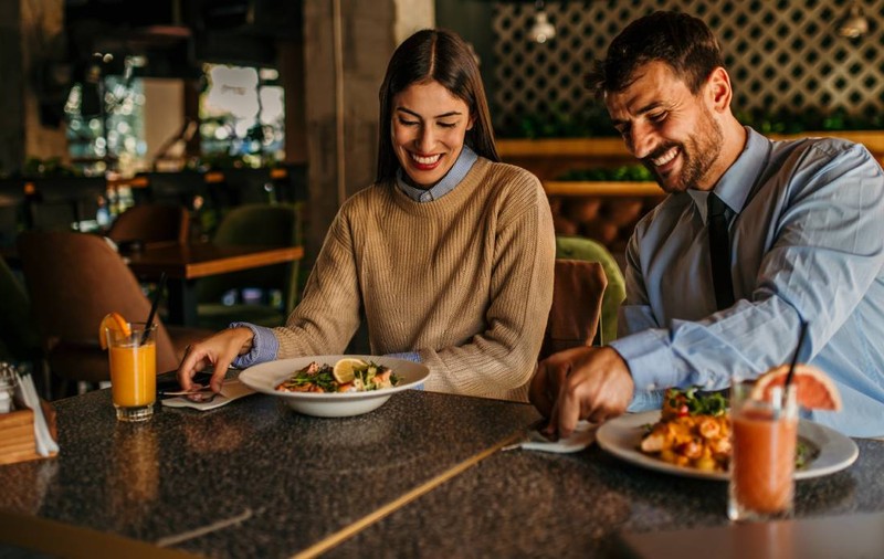 Semnele care îți arată că nu trebuie să mănânci într-un restaurant, explicate de bucătari profesioniști. De ce trebuie să fii atent la podea sau la meniu