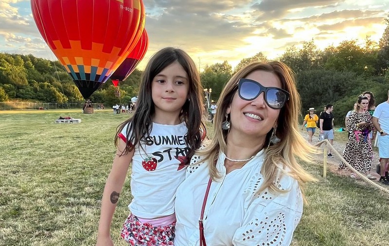 Cum se descurcă fetița Amaliei Enache la școală. Alma e clasa pregătitoare: „Sunt alături de ea la procesul de adaptare la greutățile vieții”