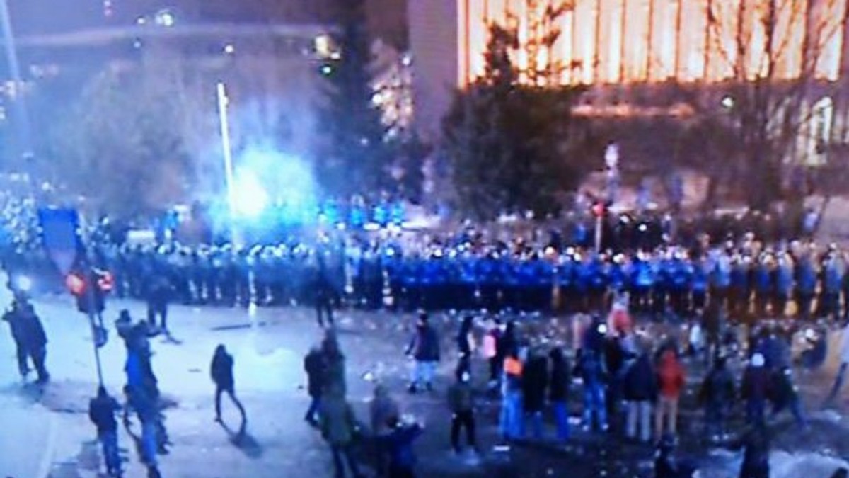 Alertă la Poliția Română! Românii sunt îndemnați pe internet să atace secțiile de poliție, să ia arme și să elibereze deținuții din pușcării.