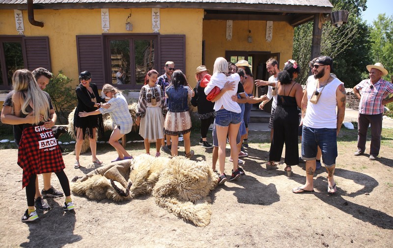 Festivalul “Oaia albă, oaia neagră” la Ferma vedetelor. Andra, invitat special la petrecere
