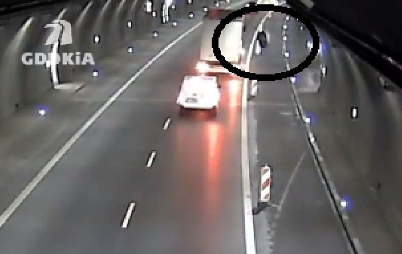 Camionul rămâne fără roata care este aproape să lovească mașinile, într-un tunel din Polonia: „Un miracol că n-a fost nimeni rănit” | VIDEO