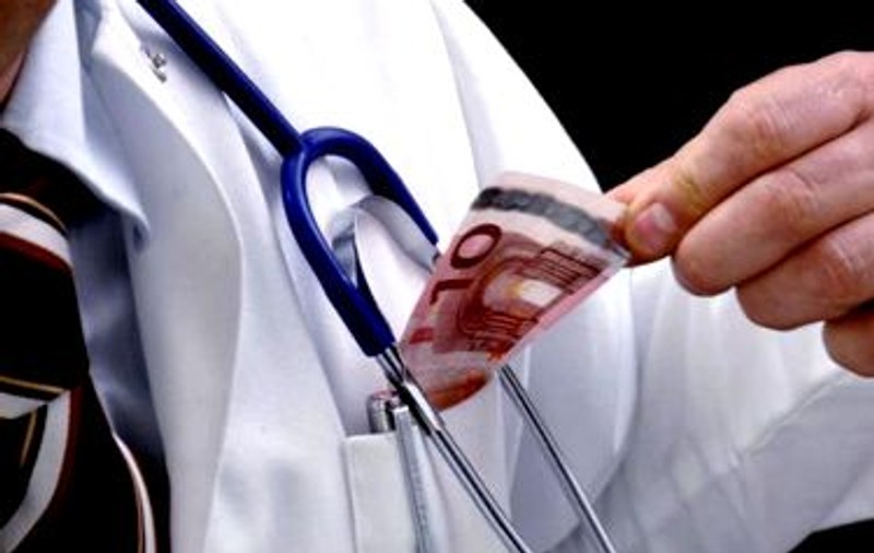 Un medic din Timișoara acuzat de corupție, obligat de instanță să muncească la piaţă