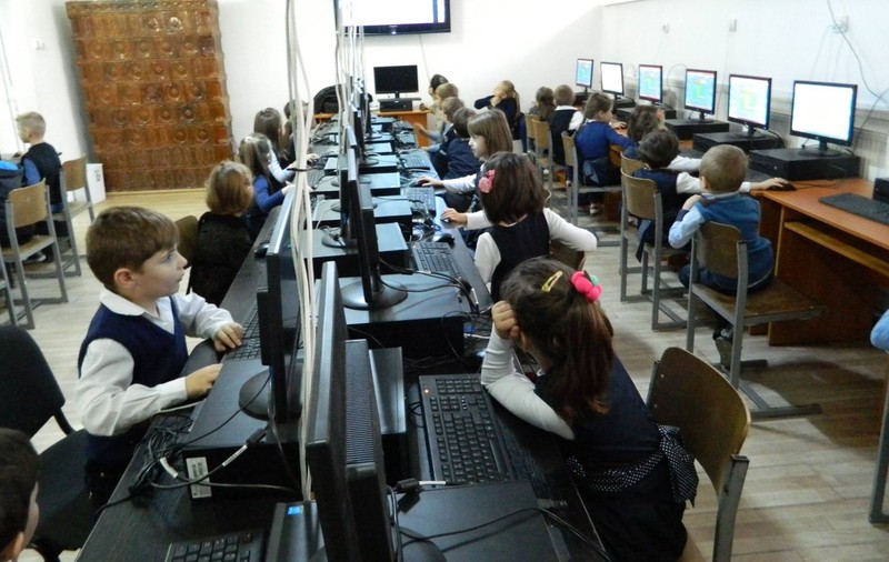 Din toamnă apare o nouă materie. Elevii de gimnaziu vor învăța obligatoriu secretele internetului