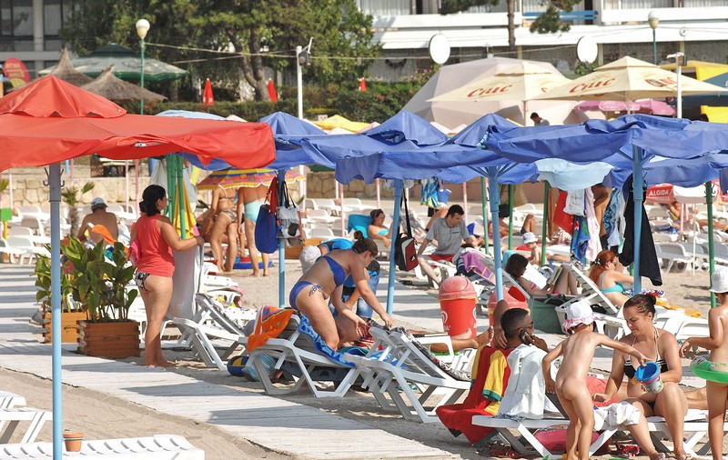 Turiștii își pot asigura vacanțele pe litoralul românesc împotriva COVID-19