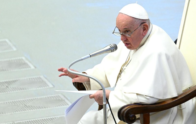 Papa Francisc are bronșită infecțioasă. Medicii de la spitalul unde a fost internat spun că răspunde bine la tratament