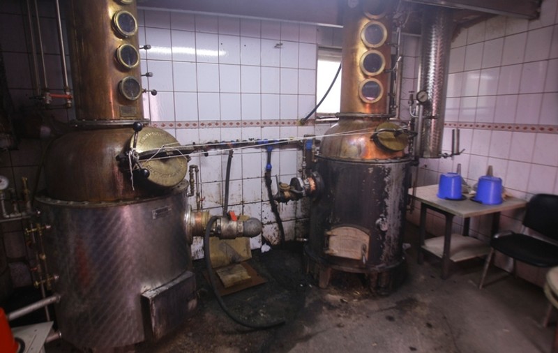 Trei tone de alcool contrafăcut, confiscate într-o singură noapte