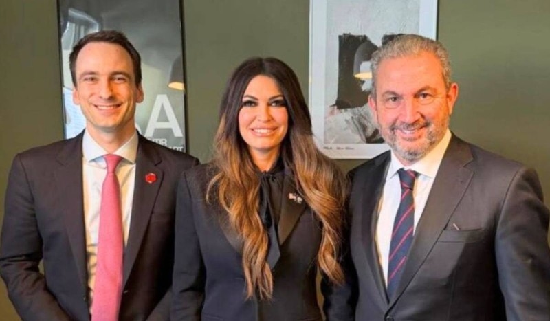 Alexandros Exarchou, șeful grupului grec AKTOR și al Atlantic-See LNG Trade, s-a întâlnit la Davos cu Michael Kratsios, consilier al președintelui Donald Trump, în prezența lui Kimberly Guilfoyle, ambasadoarea SUA în Grecia la acel moment. Sursă foto: Parapolitika.gr