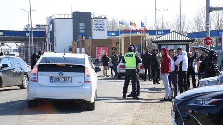 Reprezentanții ANTA au alungat taximetriștii care încercau să profite de situație și să ceară sute de euro refugiaților pentru a-i transporta unde au nevoie