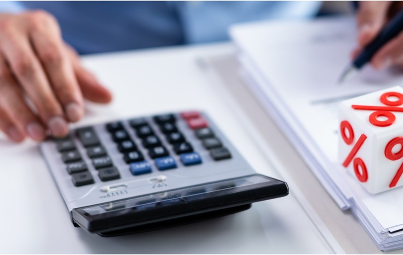 Românii plătesc printre cele mai mari dobânzi la credite: „Printre principalele cauze, inflația”