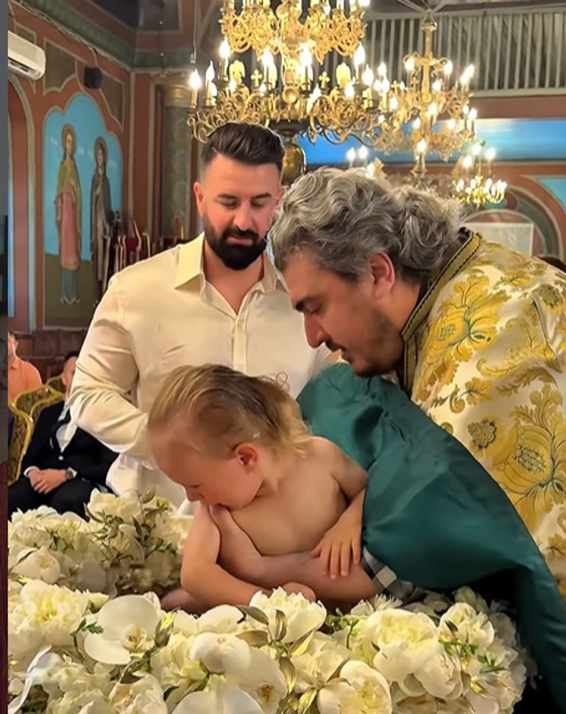 Imagini de la botezul lui Landon, fiul cel mic al lui Laurențiu Reghecampf și al Corinei Caciuc. Ceremonia a fost organizată într-un cadru restrâns