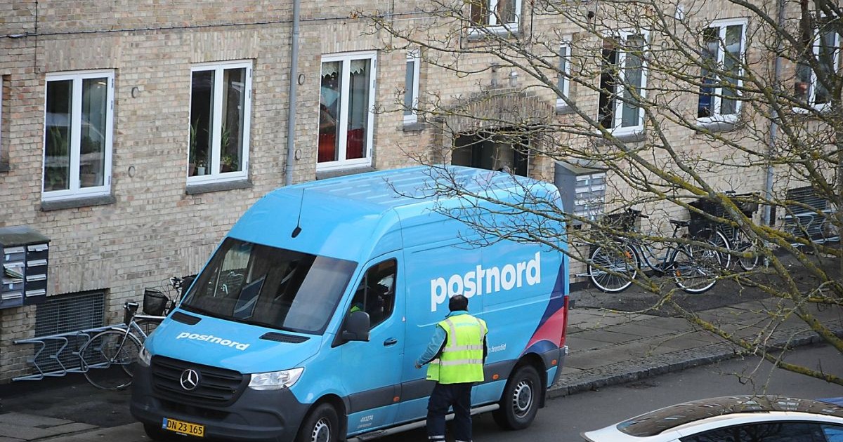 Dubă Postnord Post Delivert pe o stradă din Copenhaga, Danemarca, 20 decembrie 2025