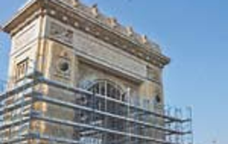 30.000 &euro; cheltuiti degeaba pe schelele de la Arcul de Triumf