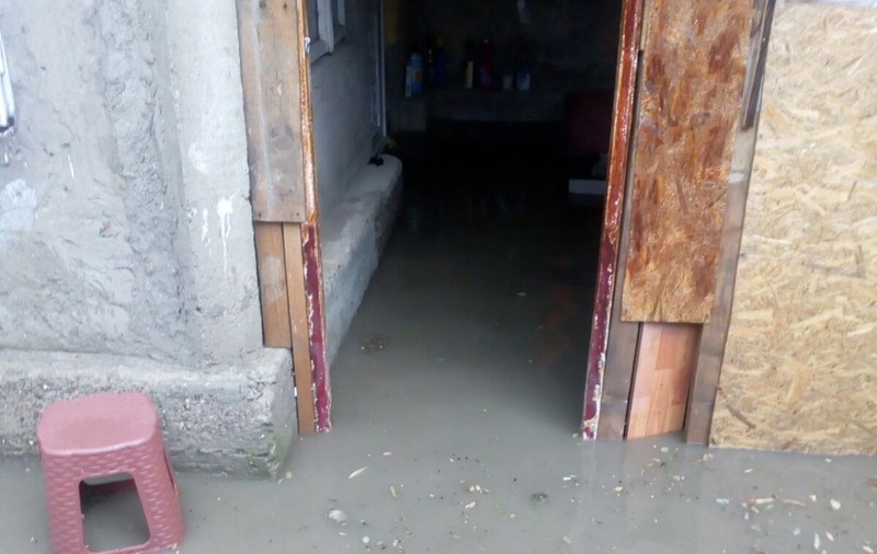 Inundații la Mizil. Cel puțin 12 gospodării au fost inundate