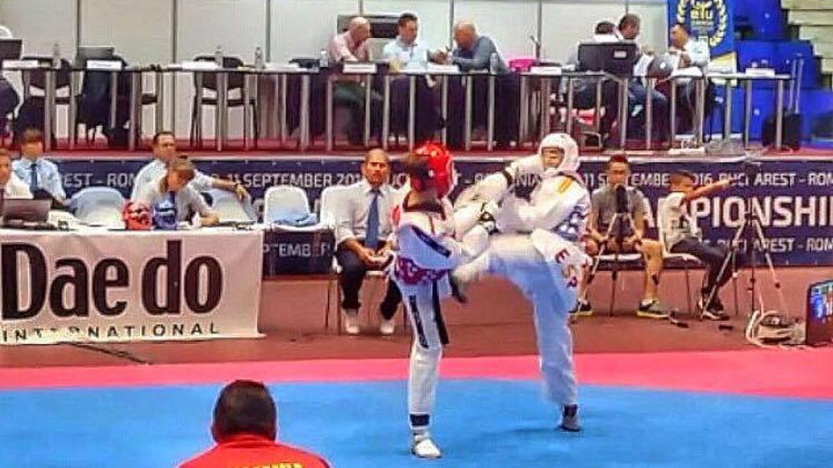Multipla campioană la taekwondo Elena Chiriac promovează datinile românești în Anglia de sărbători | FOTO