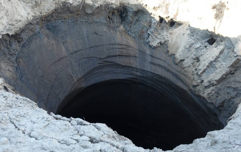 O explozie a deschis o nouă “poartă spre iad” în Rusia. Craterul 17, o consecință a topirii permafrostului siberian