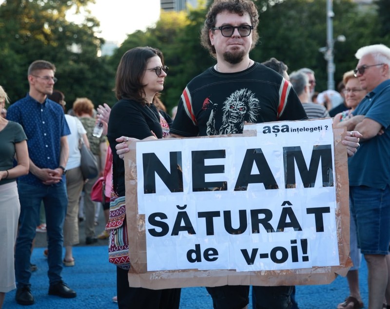 Protest în Piața Victoriei: Sute de oameni manifestă sub sloganul „România e sub asediu”. Ce cer organizatorii și ce mesaj are Jandarmeria