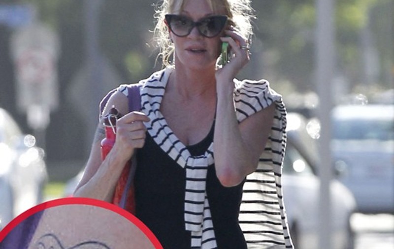 Gestul pe care s-ar putea să-l REGRETE toată viaţa! Melanie Griffith şi-a tatuat numele soţului pe braţ, dar acesta vrea să DIVORŢEZE