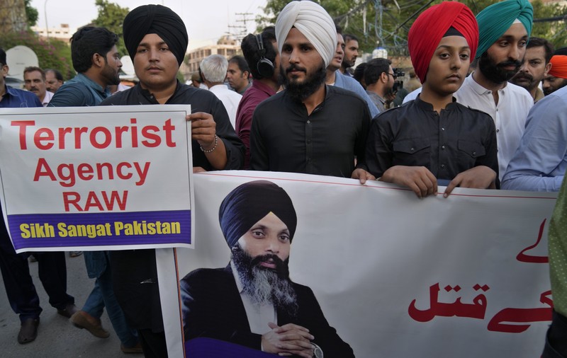 Trei indieni, suspecți în cazul uciderii unui lider separatist sikh, arestați de poliția canadiană. Crima a declanșat un scandal diplomatic între Ottawa și New Delhi