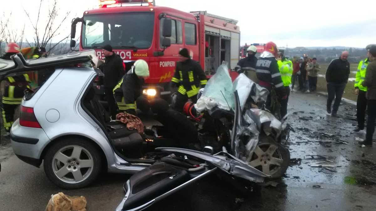 Un mort și cinci răniți, după ce două mașini s-au ciocnit frontal la ieșirea din Vaslui