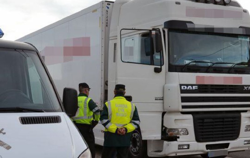 Un șofer român de TIR a fost urmărit de poliție pe autostradă, după ce alți șoferi au sunat disperați la 112, în Spania