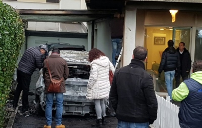 Două maşini ale preşedintelui clubului Pescara au fost incendiate / VIDEO