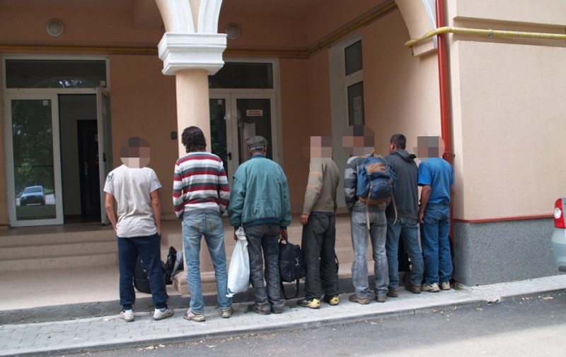 Zeci de africani forţează, zi şi noapte, frontierele României