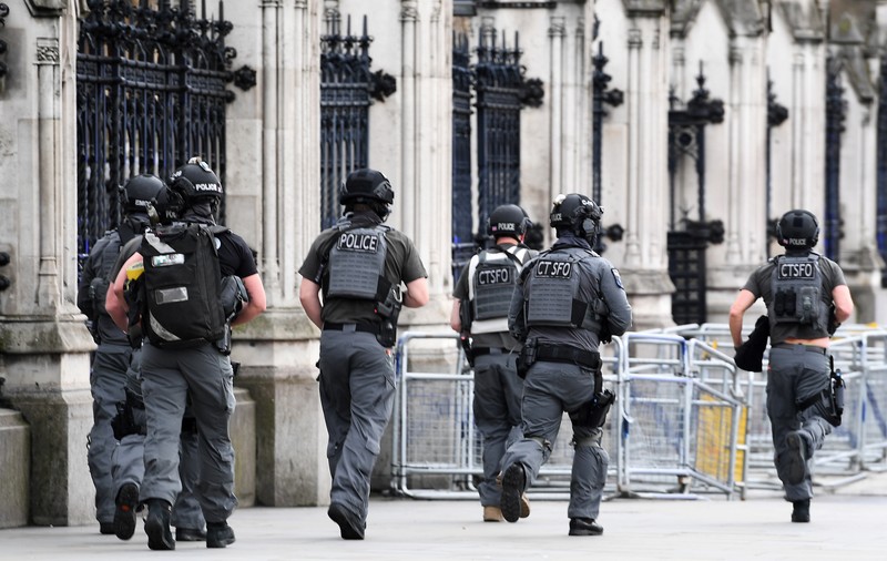 „Focuri de armă și explozii” s-ar fi auzit în apropiere de Westminster, joi seara. Polițiștii au fost chemați pentru a verifica un bagaj suspect