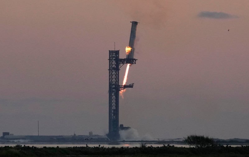 SpaceX reușește o manevră istorică: primul test de capturare a boosterului Super Heavy