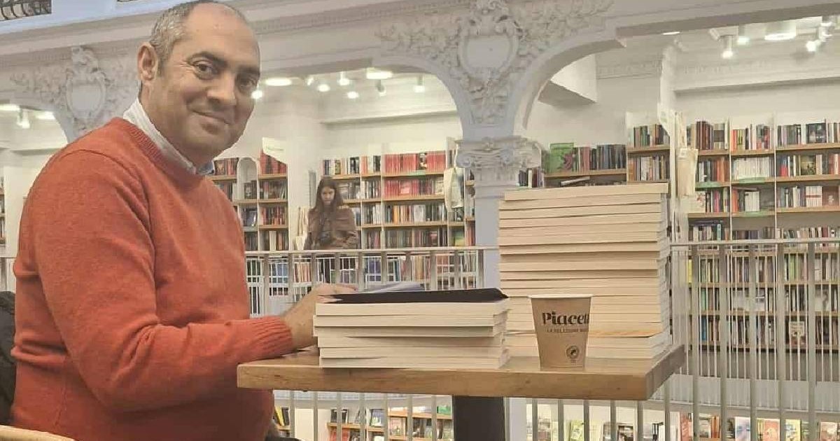 Sociologul Gelu Duminica in timp ce da autografe pe mai multe carti