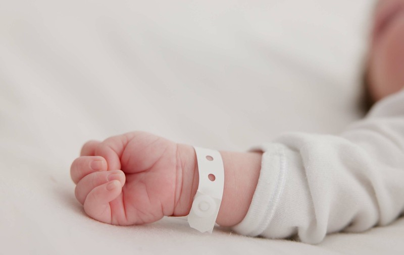 Un bebeluș a murit în Timișoara, după ce a fost abandonat de mama sa într-un vas de toaletă imediat după naștere
