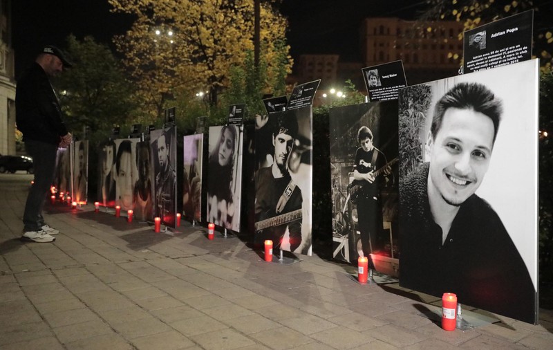Marș în memoria victimelor de la Colectiv. Fotografiile tinerilor care au murit au fost așezate în fața Parchetului