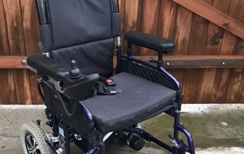 VIDEO/Șofer din Brăila filmat coborând din mașină la o trecere de pietoni ca să ajute o persoană cu handicap. Gestul devenit viral a stârnit un val de aprecieri