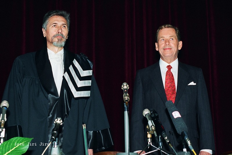 Václav Havel, alături de pe atunci rectorul Universității București, Emil Constantinescu - 1994