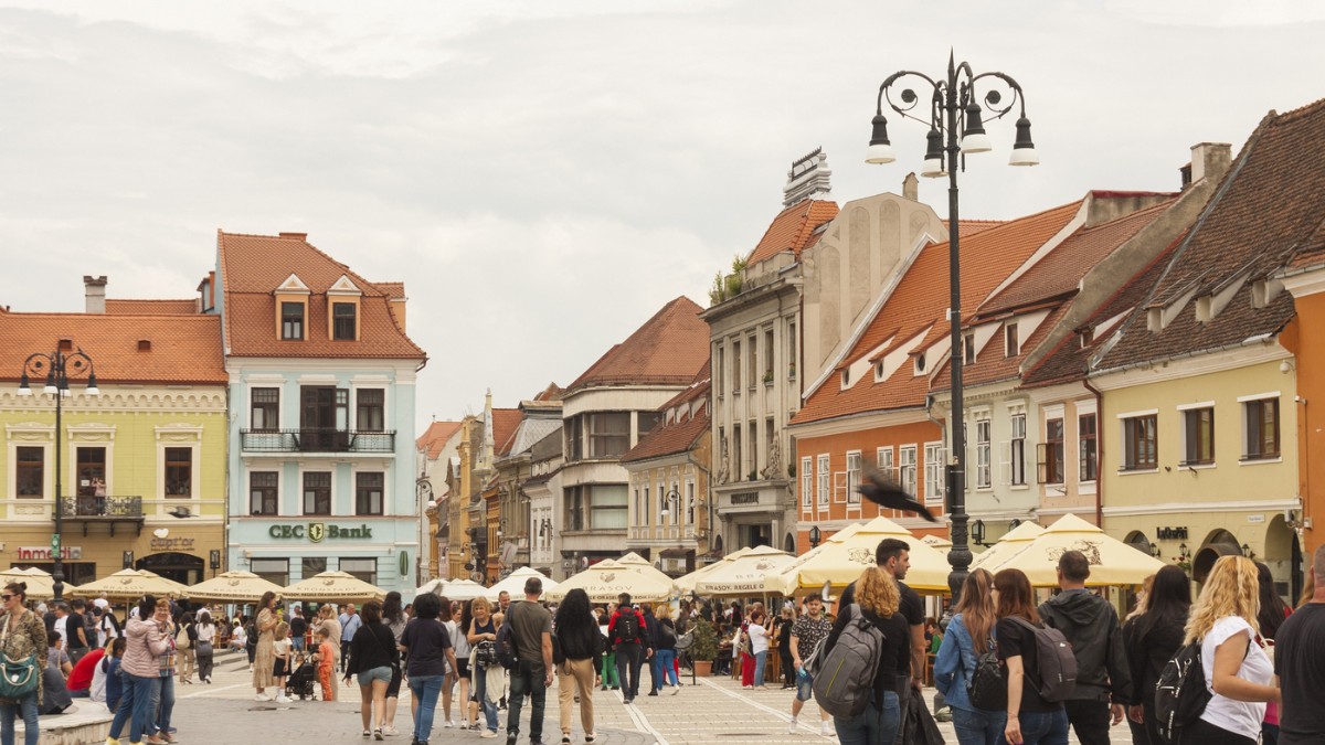 Imaginea surprinde centrul istoric al Brașovului, mai exact Piața Sfatului