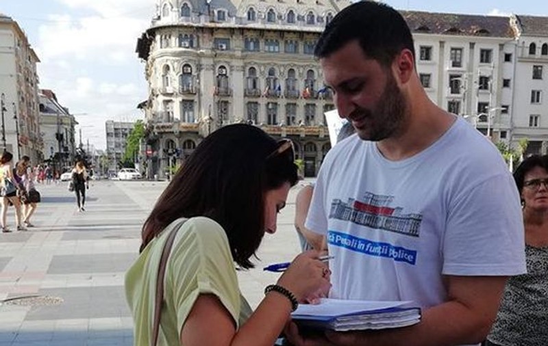 Un polițist din Capitală a venit la serviciu cu banderola #FărăPenali. Ce a scris că i s-a întâmplat după acest gest