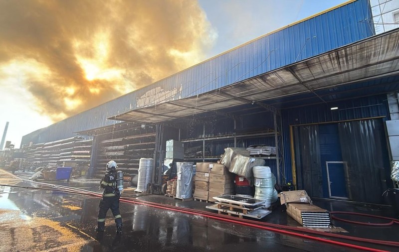 Incendiu puternic la un depozit de pe Bulevardul Iuliu Maniu din București. A fost emis un mesaj RO-Alert