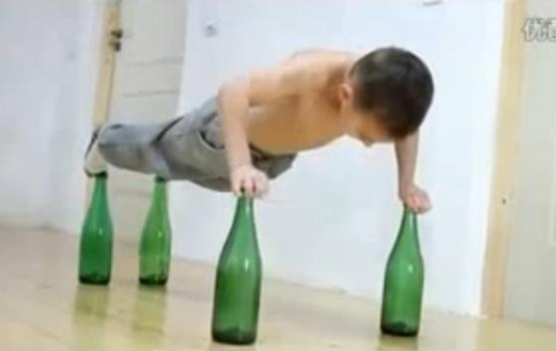 O să rămâi cu gura căscată! Uite-l cum face flotări pe sticle! Și nu are decât 7 ani VIDEO