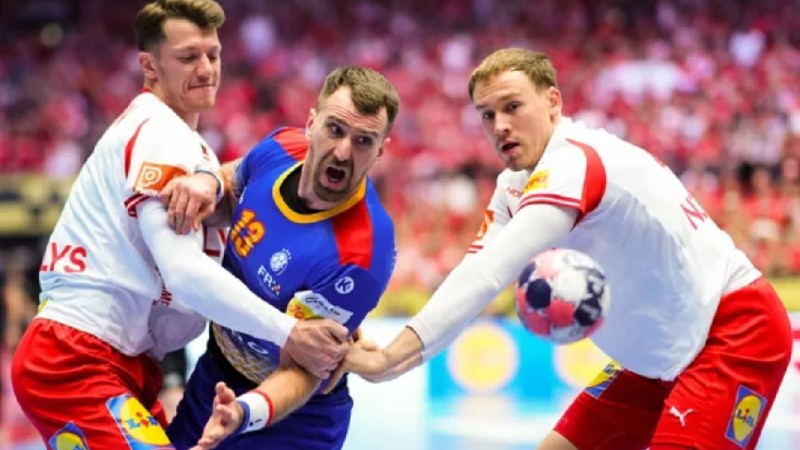 Românii au ținut piept danezilo doar o repriză. Foto: EHF