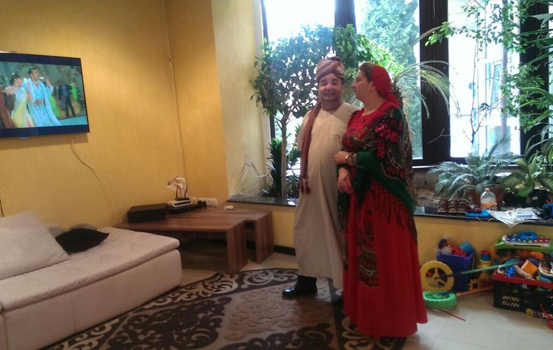 Mare agitaţie la palatul regelui Cioabă! Şi-au pus haine indiene şi aşteaptă cetăţenia! GALERIE FOTO