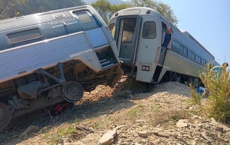 Cel puțin 13 oameni au murit și alți aproape 100 au fost răniți după ce un tren a deraiat în Mexic