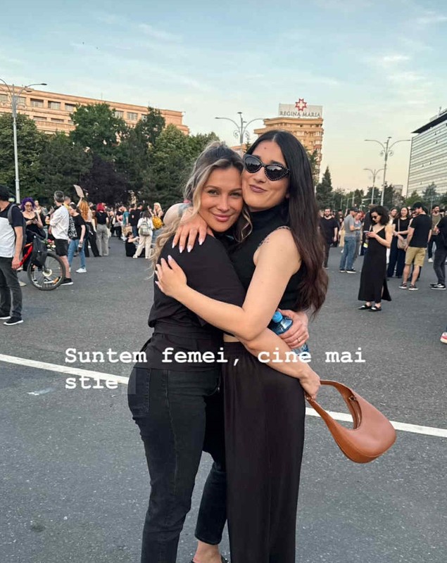 Imagini cu vedetele la protestul din Piața Victoriei după moartea Teodorei Marcu. Delia, Theo Rose și Irina Rimes au cerut dreptate