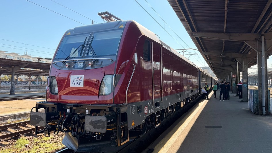 Locomotivă Alstom Traxx aflată în stație