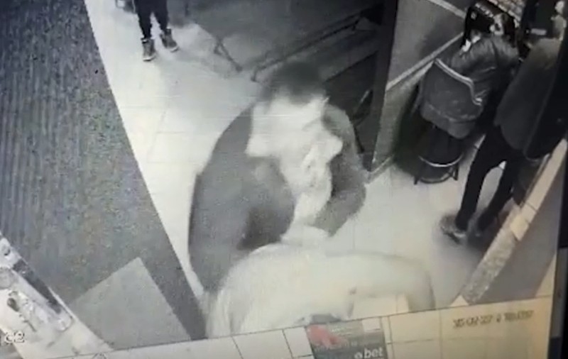 Un bărbat a atacat angajata unui bar. Femeia s-a apărat cu o mătură. Scena a fost filmată de camerele de luat vederi