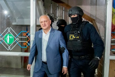 Igor Dodon, escortat de forțele de ordine după ce a fost vizat de percheziții Foto EPA