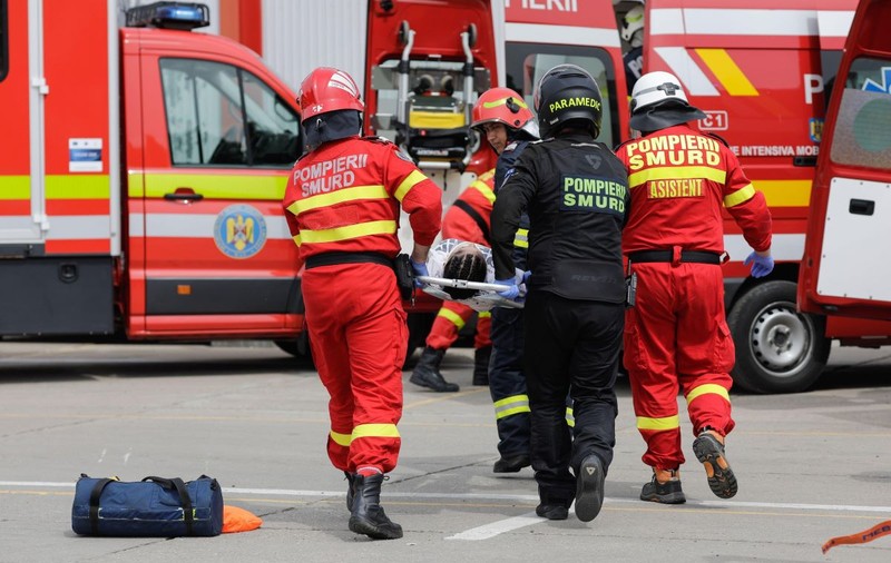 Patru muncitori au fost surprinşi sub un mal de pământ în Buzău. Una dintre victime e inconștientă
